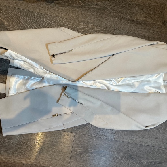 Elegant Light Grey Women's Coat - Trench Style With Strap - Picture 3 of 7